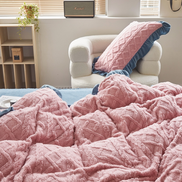 91家纺网 家纺一手货源 找家纺 睡美人 2025新款韩版塔芙绒牛奶绒床单床裙床笠款四件套 依情粉+罗马灰