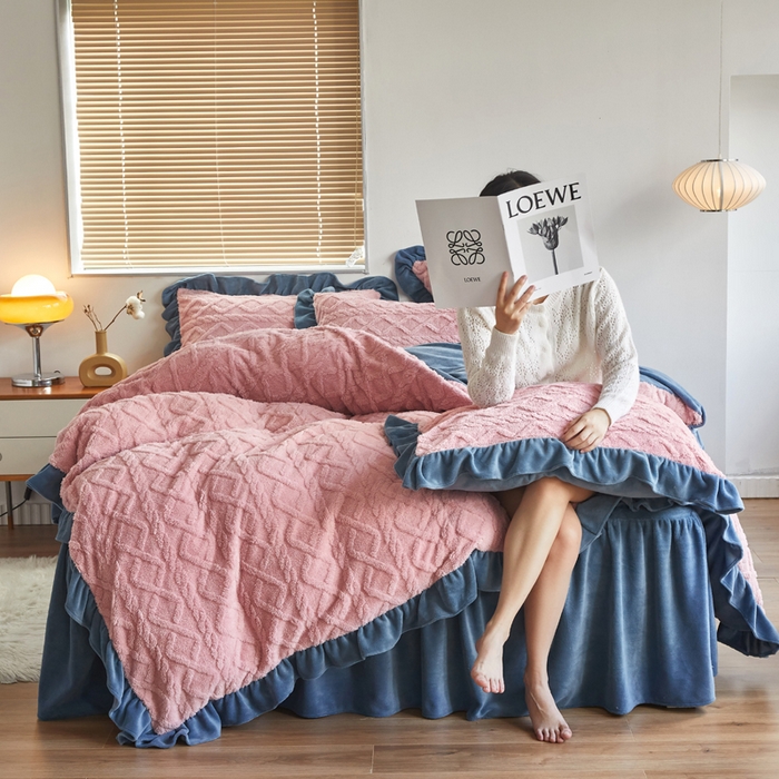 91家纺网 家纺一手货源 找家纺 睡美人 2025新款韩版塔芙绒牛奶绒床单床裙床笠款四件套 依情粉+罗马灰