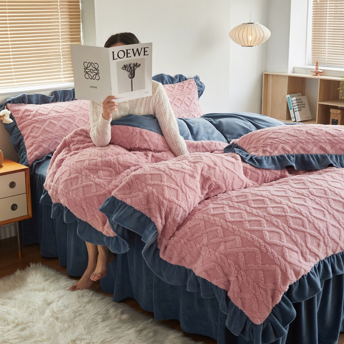 91家纺网 家纺一手货源 找家纺 睡美人 2025新款韩版塔芙绒牛奶绒床单床裙床笠款四件套 依情粉+罗马灰