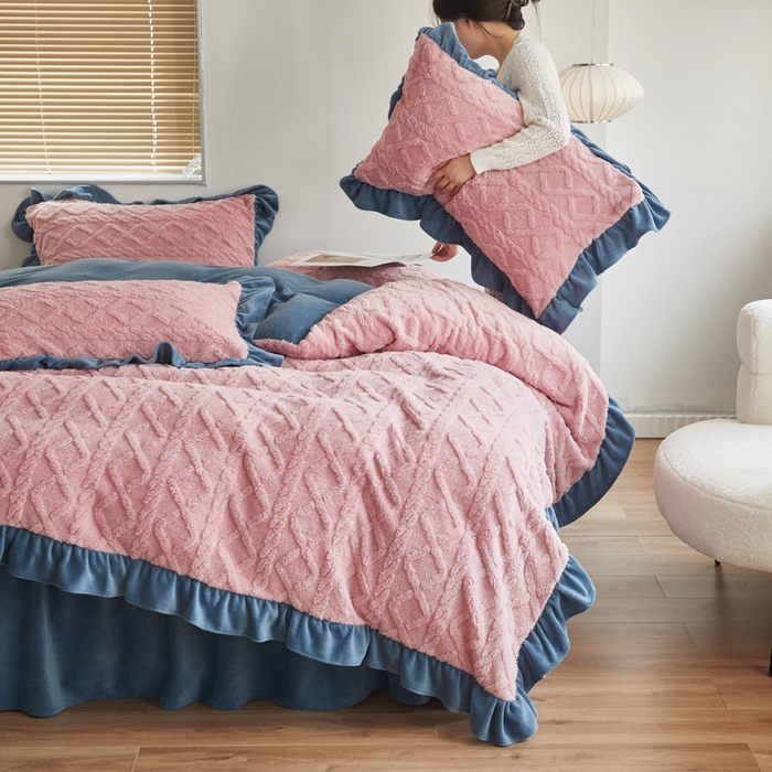 91家纺网 家纺一手货源 找家纺 睡美人 2025新款韩版塔芙绒牛奶绒床单床裙床笠款四件套 依情粉+罗马灰