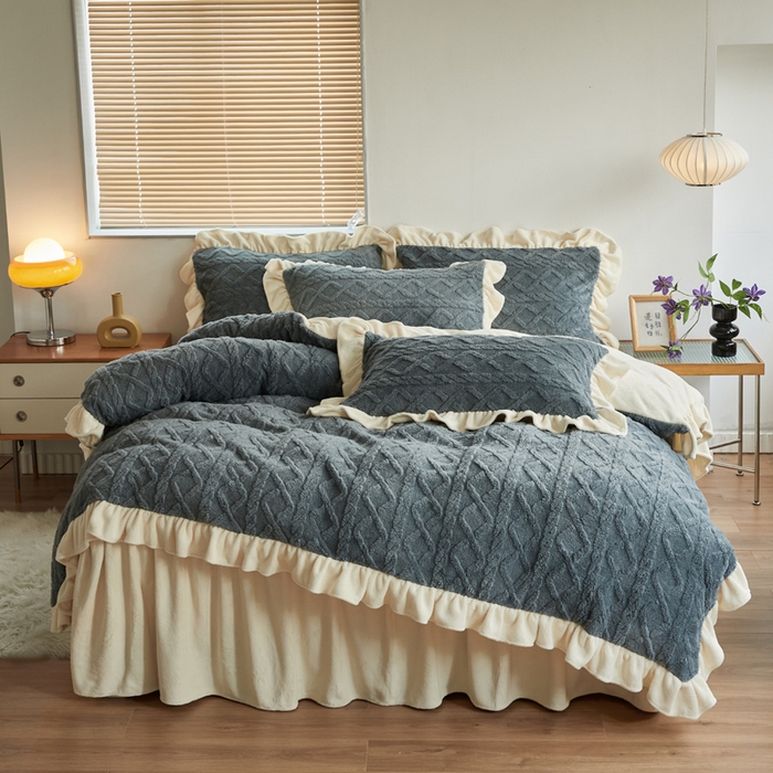 91家纺网 家纺一手货源 找家纺 睡美人 2025新款韩版塔芙绒牛奶绒床单床裙床笠款四件套 依情灰+象牙白