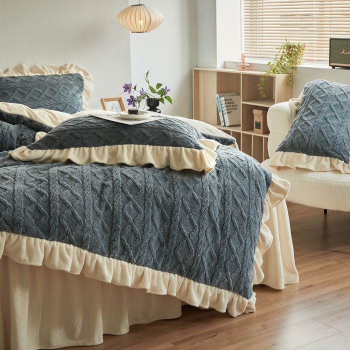 91家纺网 家纺一手货源 找家纺 睡美人 2025新款韩版塔芙绒牛奶绒床单床裙床笠款四件套 依情灰+象牙白