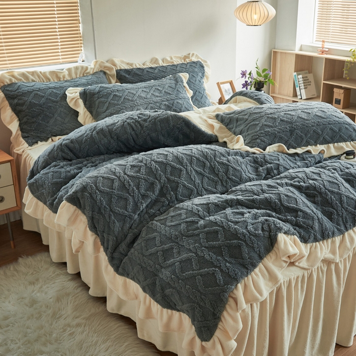 91家纺网 家纺一手货源 找家纺 睡美人 2025新款韩版塔芙绒牛奶绒床单床裙床笠款四件套 依情灰+象牙白