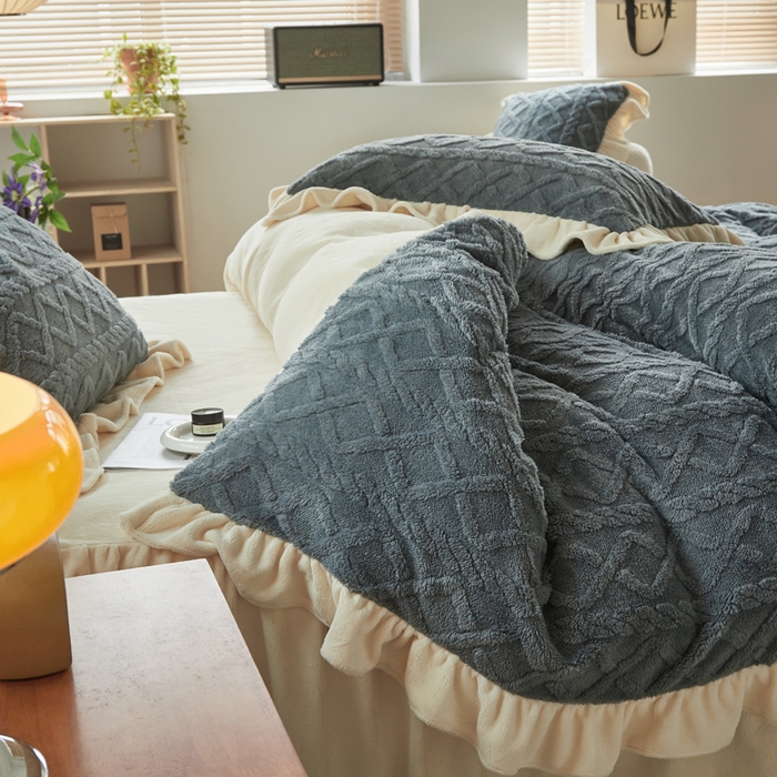 91家纺网 家纺一手货源 找家纺 睡美人 2025新款韩版塔芙绒牛奶绒床单床裙床笠款四件套 依情灰+象牙白