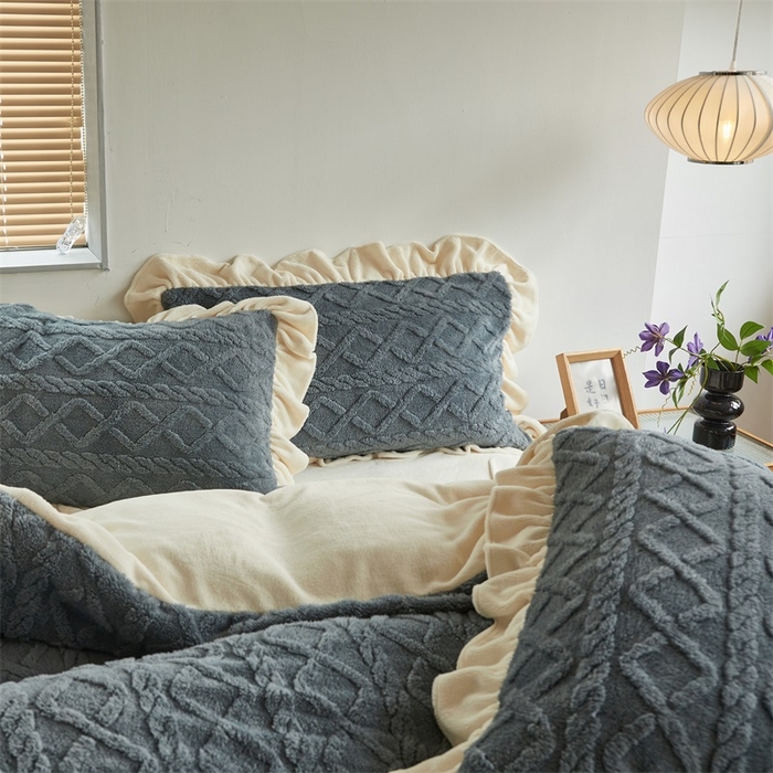 91家纺网 家纺一手货源 找家纺 睡美人 2025新款韩版塔芙绒牛奶绒床单床裙床笠款四件套 依情灰+象牙白