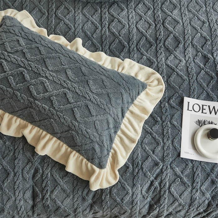 91家纺网 家纺一手货源 找家纺 睡美人 2025新款韩版塔芙绒牛奶绒床单床裙床笠款四件套 依情灰+象牙白