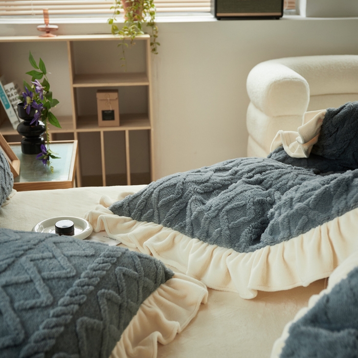 91家纺网 家纺一手货源 找家纺 睡美人 2025新款韩版塔芙绒牛奶绒床单床裙床笠款四件套 依情灰+象牙白