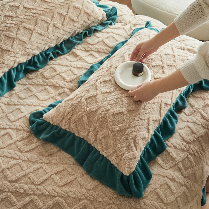 91家纺网 家纺一手货源 找家纺 睡美人 2025新款韩版塔芙绒牛奶绒床单床裙床笠款四件套 依情驼+星空蓝