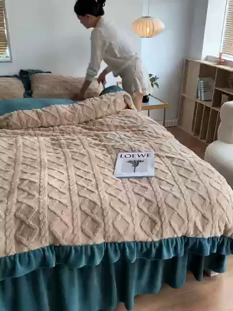 91家纺网 家纺一手货源 找家纺 睡美人 2025新款韩版塔芙绒牛奶绒床单床裙床笠款四件套 依情驼+星空蓝