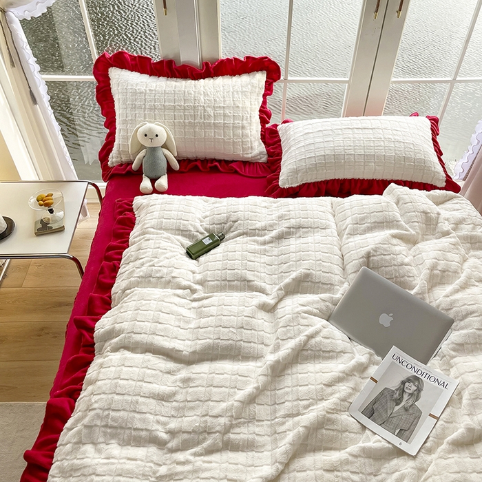 91家纺网 家纺一手货源 找家纺 睡美人 2025新款韩版方块兔绒牛奶绒床裙公主款四件套 方块兔绒-大红色