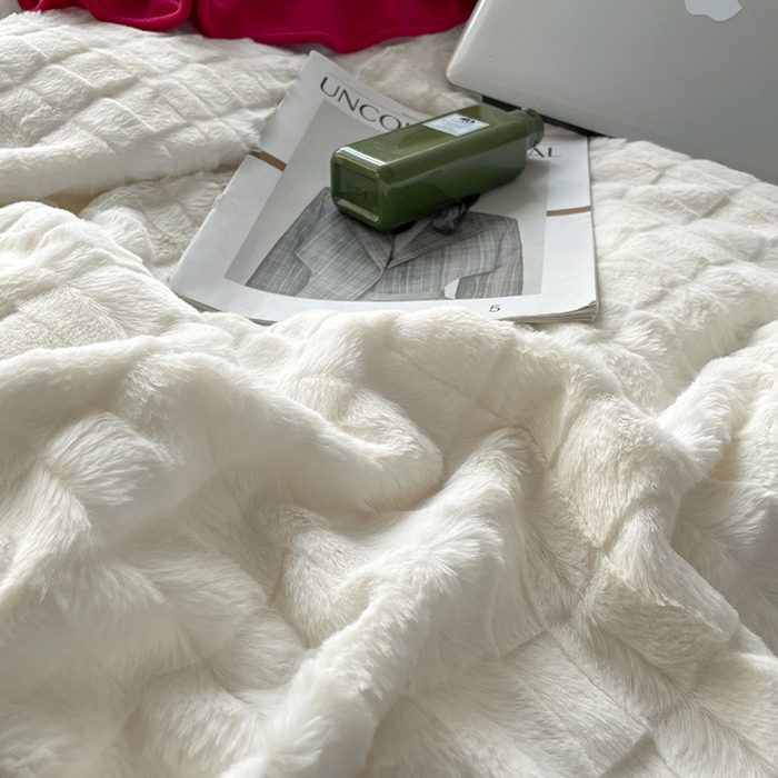 91家纺网 家纺一手货源 找家纺 睡美人 2025新款韩版方块兔绒牛奶绒床裙公主款四件套 方块兔绒-大红色