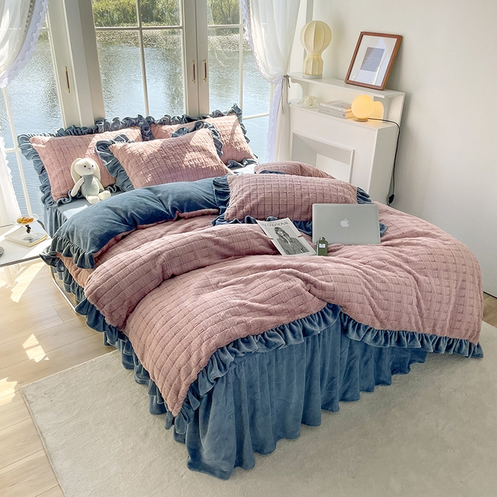 91家纺网 家纺一手货源 找家纺 睡美人 2025新款韩版方块兔绒牛奶绒床裙公主款四件套 方块兔绒-气质灰