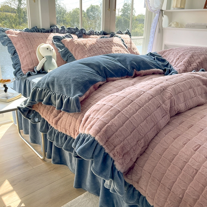 91家纺网 家纺一手货源 找家纺 睡美人 2025新款韩版方块兔绒牛奶绒床裙公主款四件套 方块兔绒-气质灰