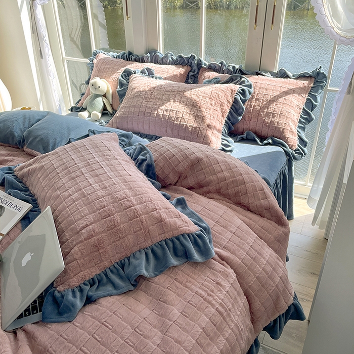 91家纺网 家纺一手货源 找家纺 睡美人 2025新款韩版方块兔绒牛奶绒床裙公主款四件套 方块兔绒-气质灰