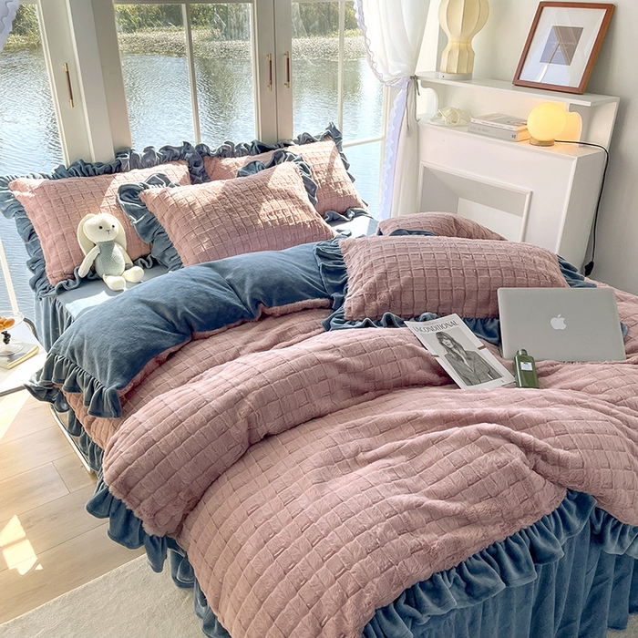 91家纺网 家纺一手货源 找家纺 睡美人 2025新款韩版方块兔绒牛奶绒床裙公主款四件套 方块兔绒-气质灰