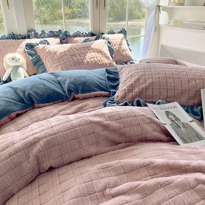 91家纺网 家纺一手货源 找家纺 睡美人 2025新款韩版方块兔绒牛奶绒床裙公主款四件套 方块兔绒-气质灰