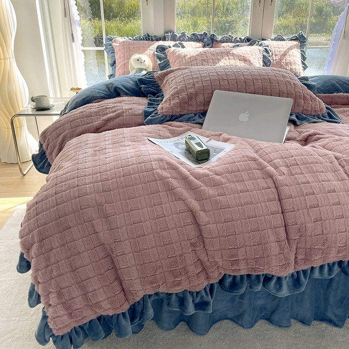 91家纺网 家纺一手货源 找家纺 睡美人 2025新款韩版方块兔绒牛奶绒床裙公主款四件套 方块兔绒-气质灰