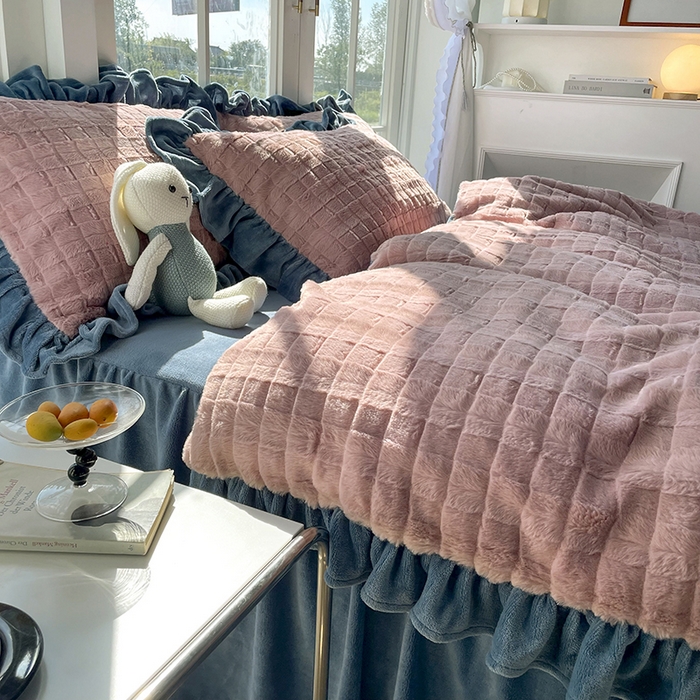 91家纺网 家纺一手货源 找家纺 睡美人 2025新款韩版方块兔绒牛奶绒床裙公主款四件套 方块兔绒-气质灰