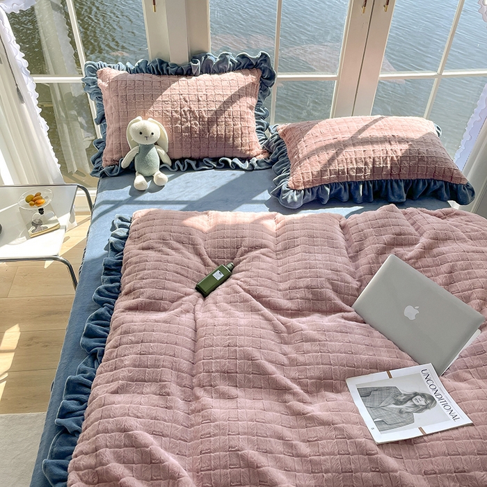 91家纺网 家纺一手货源 找家纺 睡美人 2025新款韩版方块兔绒牛奶绒床裙公主款四件套 方块兔绒-气质灰