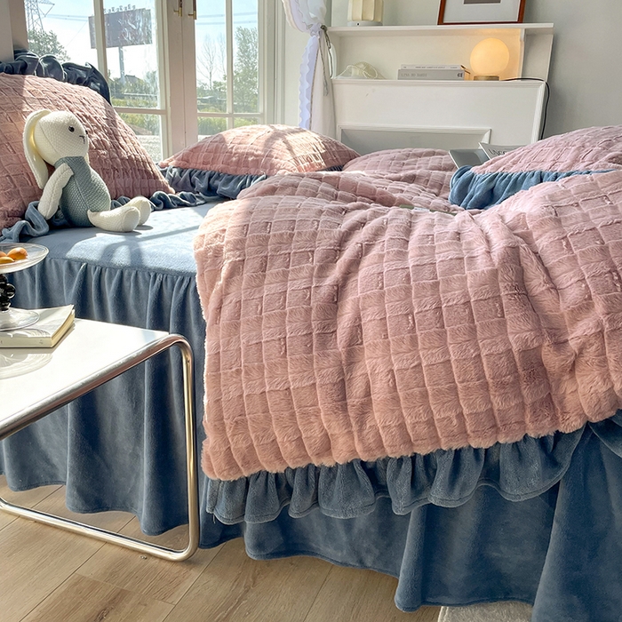 91家纺网 家纺一手货源 找家纺 睡美人 2025新款韩版方块兔绒牛奶绒床裙公主款四件套 方块兔绒-气质灰