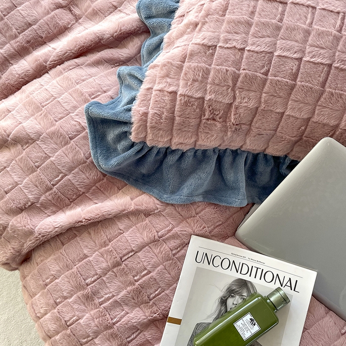 91家纺网 家纺一手货源 找家纺 睡美人 2025新款韩版方块兔绒牛奶绒床裙公主款四件套 方块兔绒-气质灰