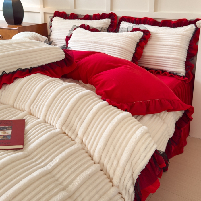 91家纺网 家纺一手货源 找家纺 睡美人 2025新款牛奶绒韩版四件套子母条双边床裙床单款 子母条-中国红
