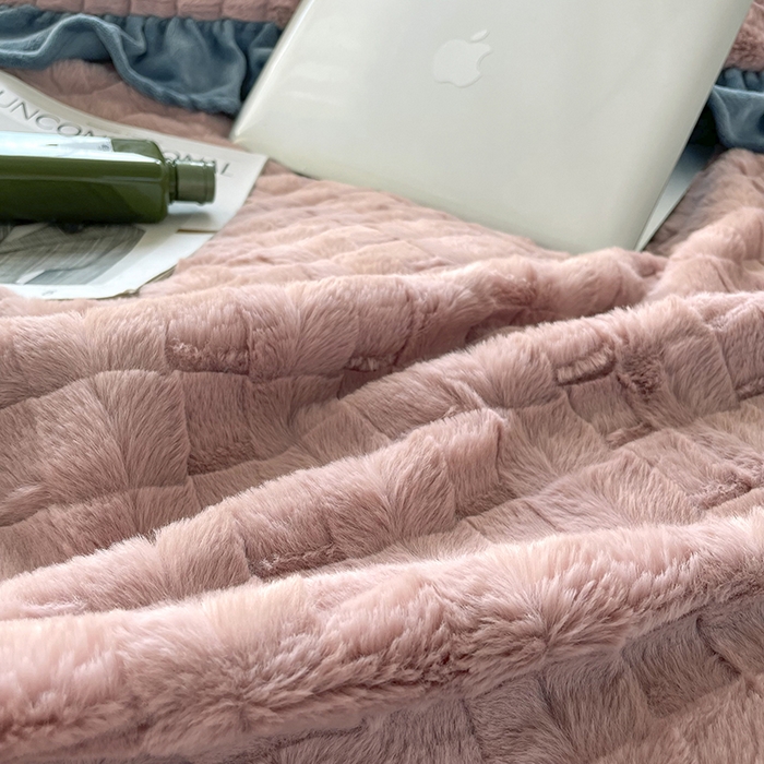 91家纺网 家纺一手货源 找家纺 睡美人 2025新款韩版方块兔绒牛奶绒床裙公主款四件套 方块兔绒-气质灰