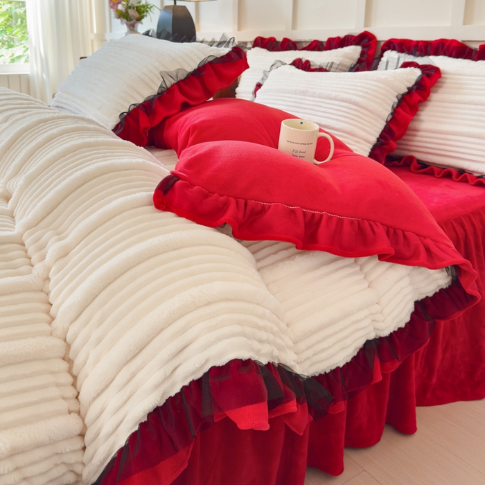 91家纺网 家纺一手货源 找家纺 睡美人 2025新款牛奶绒韩版四件套子母条双边床裙床单款 子母条-中国红