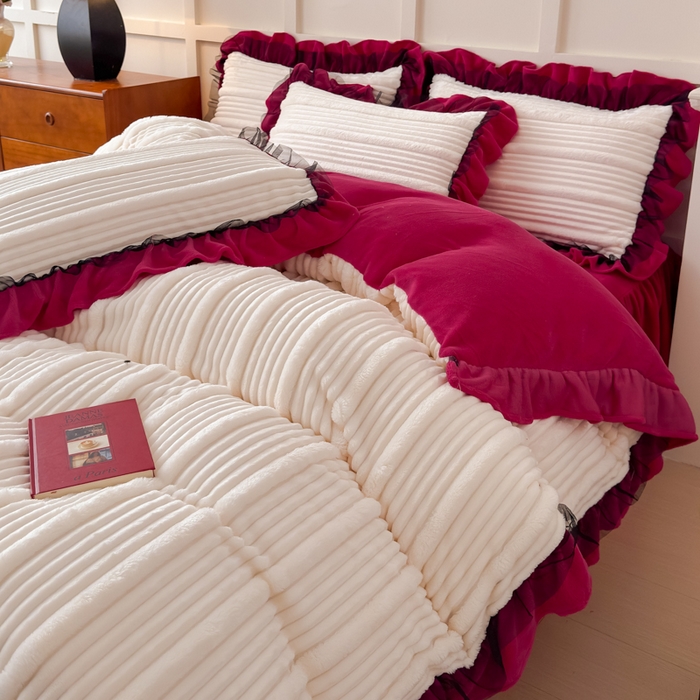 91家纺网 家纺一手货源 找家纺 （总）睡美人 2025新款牛奶绒韩版四件套子母条双边床裙床单款