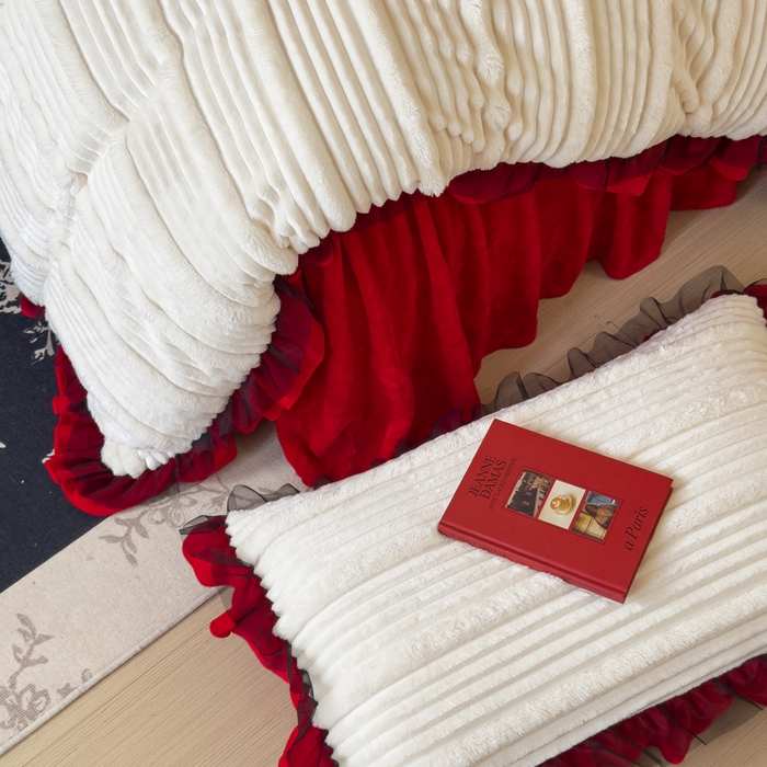 91家纺网 家纺一手货源 找家纺 睡美人 2025新款牛奶绒韩版四件套子母条双边床裙床单款 子母条-中国红