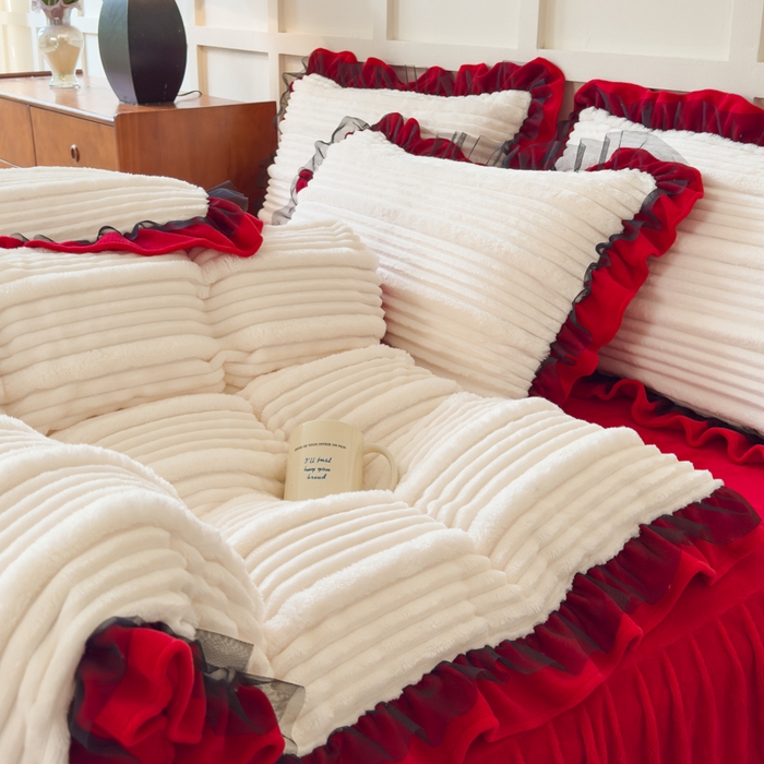 91家纺网 家纺一手货源 找家纺 睡美人 2025新款牛奶绒韩版四件套子母条双边床裙床单款 子母条-中国红