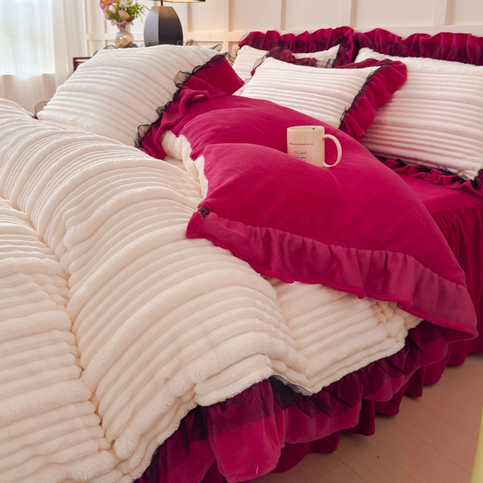 91家纺网 家纺一手货源 找家纺 睡美人 2025新款牛奶绒韩版四件套子母条双边床裙床单款 子母条-酒红色