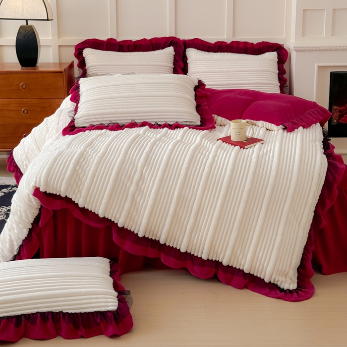 91家纺网 家纺一手货源 找家纺 睡美人 2025新款牛奶绒韩版四件套子母条双边床裙床单款 子母条-酒红色