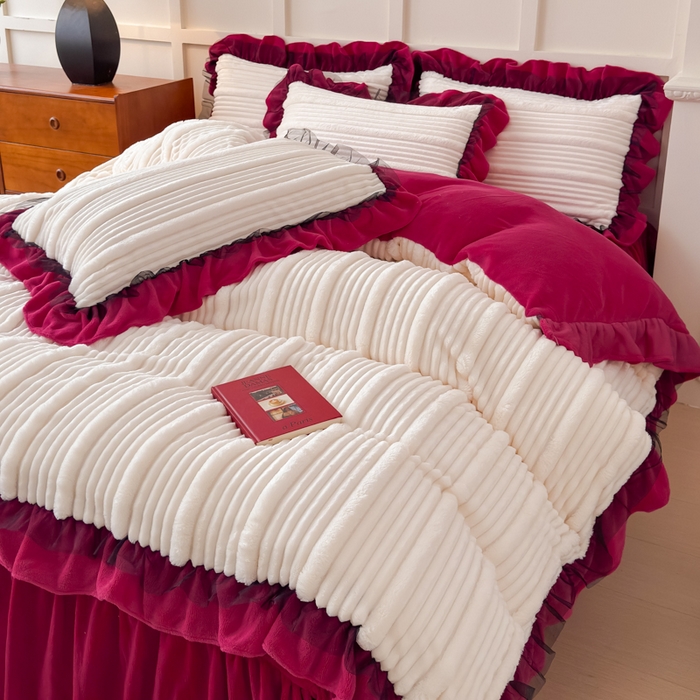 91家纺网 家纺一手货源 找家纺 （总）睡美人 2025新款牛奶绒韩版四件套子母条双边床裙床单款