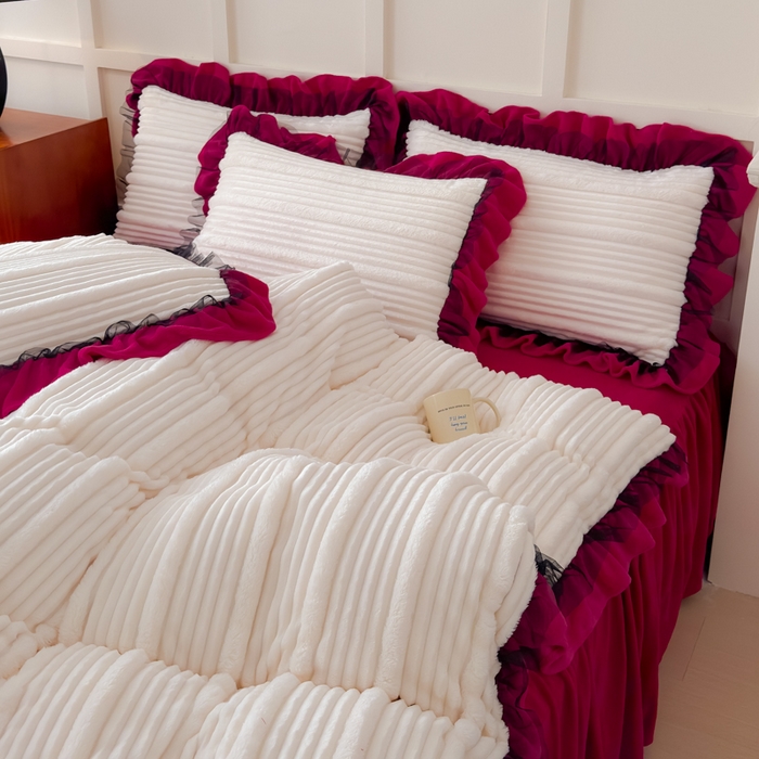 91家纺网 家纺一手货源 找家纺 睡美人 2025新款牛奶绒韩版四件套子母条双边床裙床单款 子母条-酒红色