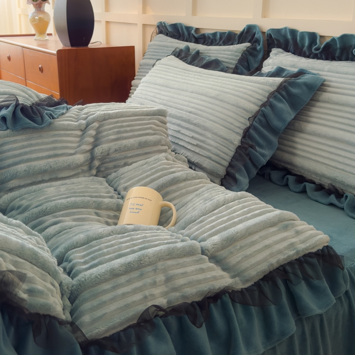 91家纺网 家纺一手货源 找家纺 睡美人 2025新款牛奶绒韩版四件套子母条双边床裙床单款 子母条-星空蓝