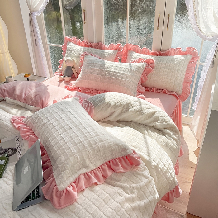 91家纺网 家纺一手货源 找家纺 睡美人 2025新款韩版方块兔绒牛奶绒床裙公主款四件套 方块兔绒-少女粉