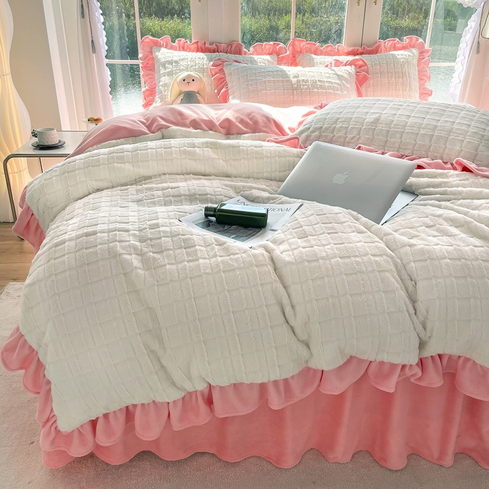 91家纺网 家纺一手货源 找家纺 睡美人 2025新款韩版方块兔绒牛奶绒床裙公主款四件套 方块兔绒-少女粉