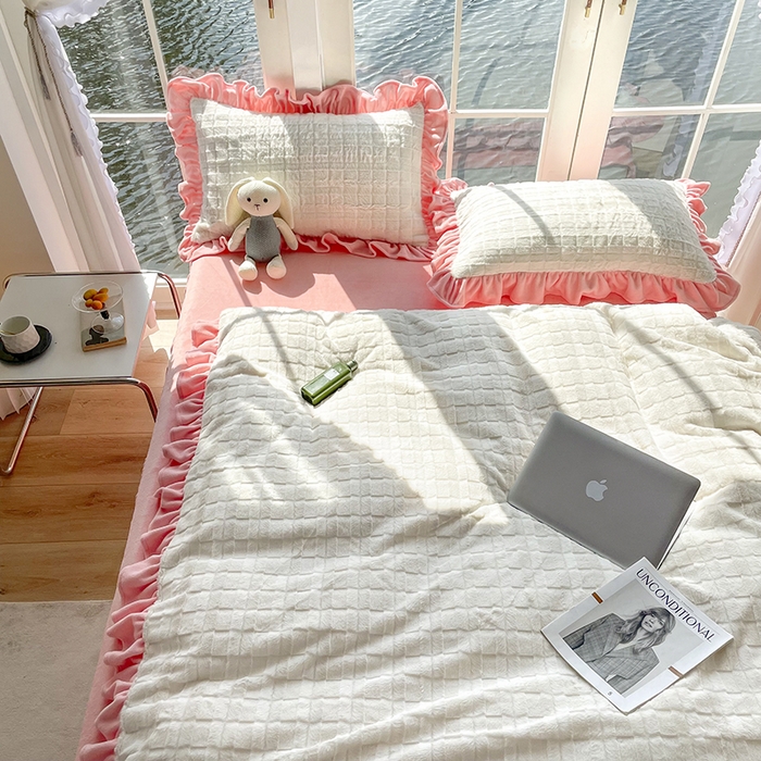 91家纺网 家纺一手货源 找家纺 睡美人 2025新款韩版方块兔绒牛奶绒床裙公主款四件套 方块兔绒-少女粉