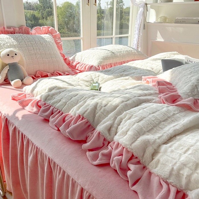 91家纺网 家纺一手货源 找家纺 睡美人 2025新款韩版方块兔绒牛奶绒床裙公主款四件套 方块兔绒-少女粉