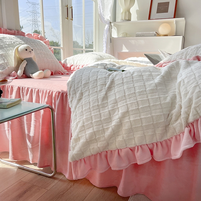 91家纺网 家纺一手货源 找家纺 睡美人 2025新款韩版方块兔绒牛奶绒床裙公主款四件套 方块兔绒-少女粉