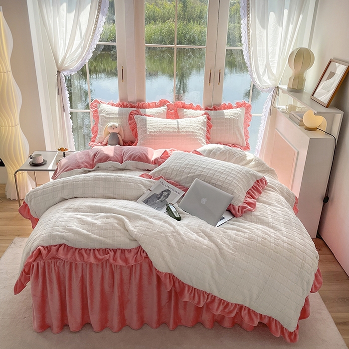 91家纺网 家纺一手货源 找家纺 睡美人 2025新款韩版方块兔绒牛奶绒床裙公主款四件套 方块兔绒-石榴红