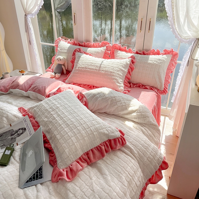 91家纺网 家纺一手货源 找家纺 睡美人 2025新款韩版方块兔绒牛奶绒床裙公主款四件套 方块兔绒-石榴红