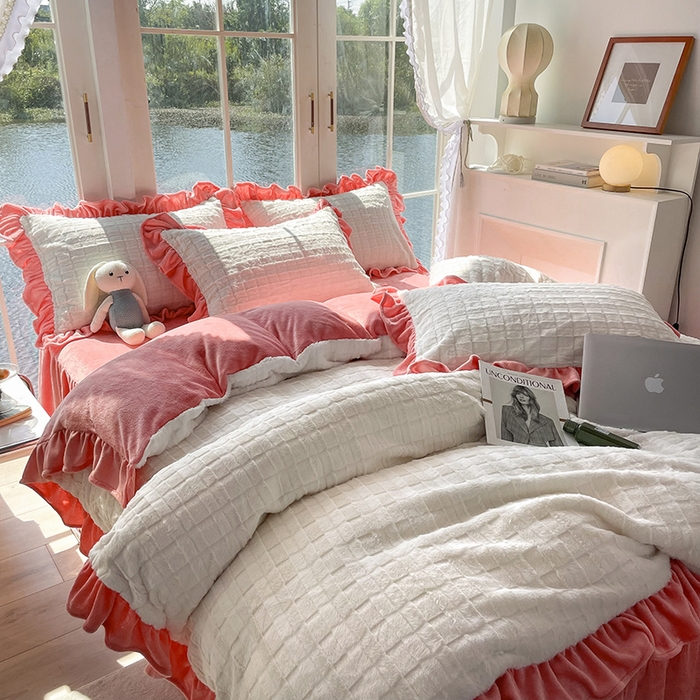 91家纺网 家纺一手货源 找家纺 睡美人 2025新款韩版方块兔绒牛奶绒床裙公主款四件套 方块兔绒-石榴红
