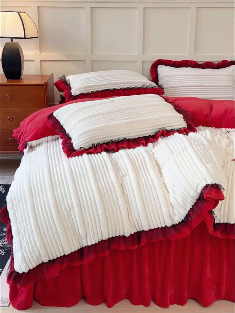 91家纺网 家纺一手货源 找家纺 睡美人 2025新款牛奶绒韩版四件套子母条双边床裙床单款 子母条-中国红