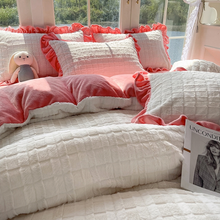 91家纺网 家纺一手货源 找家纺 睡美人 2025新款韩版方块兔绒牛奶绒床裙公主款四件套 方块兔绒-石榴红