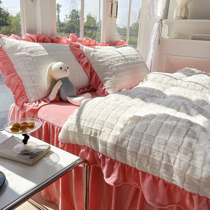 91家纺网 家纺一手货源 找家纺 睡美人 2025新款韩版方块兔绒牛奶绒床裙公主款四件套 方块兔绒-石榴红