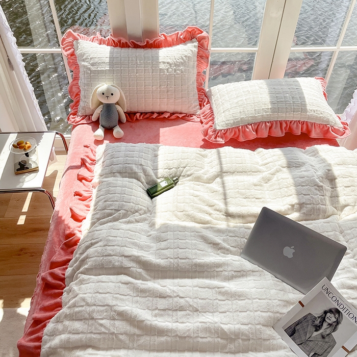 91家纺网 家纺一手货源 找家纺 睡美人 2025新款韩版方块兔绒牛奶绒床裙公主款四件套 方块兔绒-石榴红