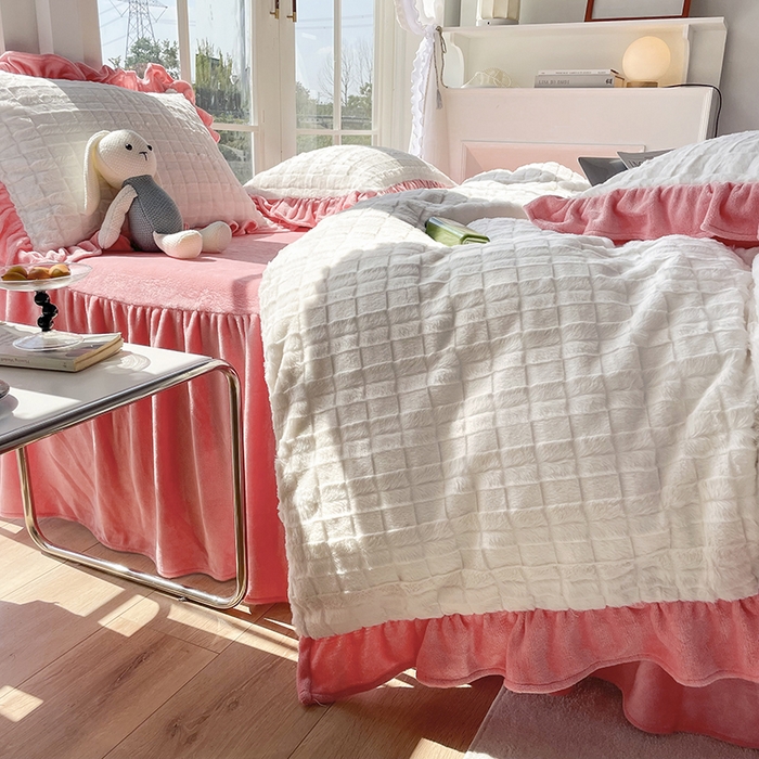 91家纺网 家纺一手货源 找家纺 睡美人 2025新款韩版方块兔绒牛奶绒床裙公主款四件套 方块兔绒-石榴红
