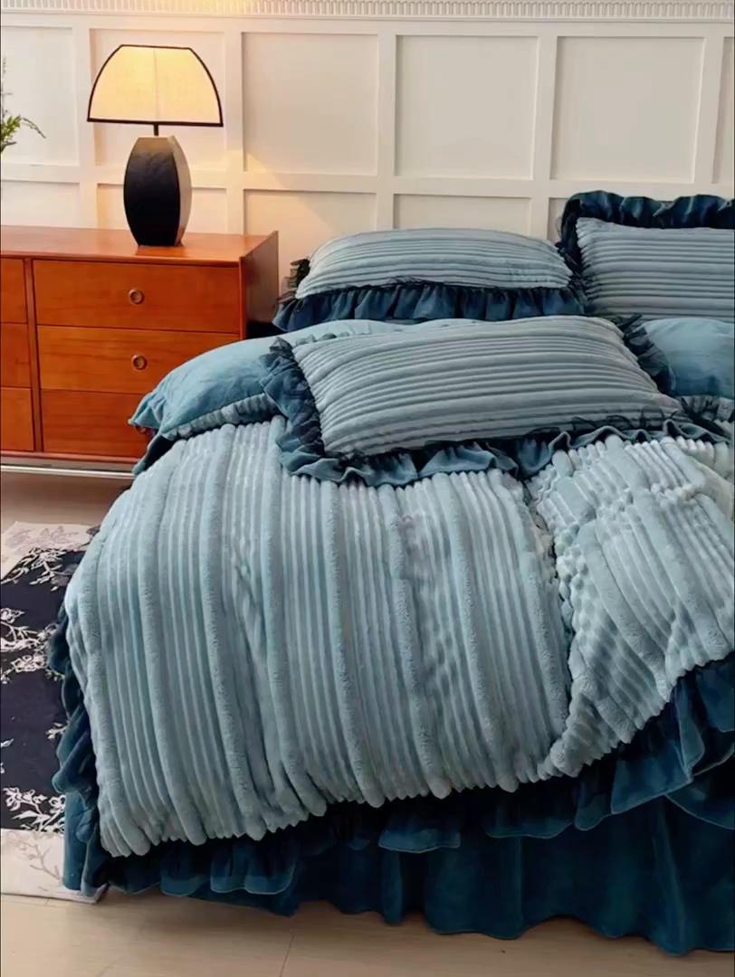 91家纺网 家纺一手货源 找家纺 睡美人 2025新款牛奶绒韩版四件套子母条双边床裙床单款 子母条-星空蓝